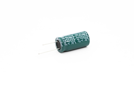 8.2uf400v 10x20の放射状アルミニウム電気分解コンデンサーは高く現在のコンデンサーを波立てる