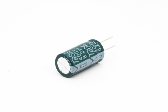 8.2uf400v 10x20の放射状アルミニウム電気分解コンデンサーは高く現在のコンデンサーを波立てる