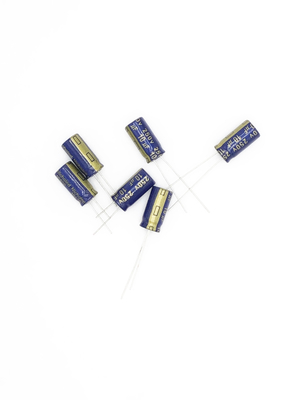 10UF 250V 8x16mmの放射状の電気分解コンデンサー20%の許容