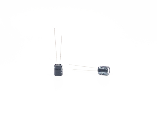 黒いミニチュア アルミニウム電気分解コンデンサー47UF 35V TW BOR