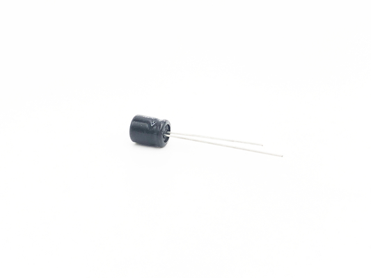 黒いミニチュア アルミニウム電気分解コンデンサー47UF 35V TW BOR