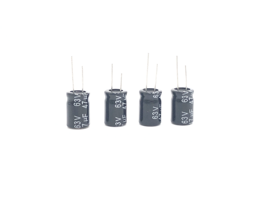 47UF63Vミニチュア アルミニウム電気分解コンデンサー8x12mm大きいキャパシタンス