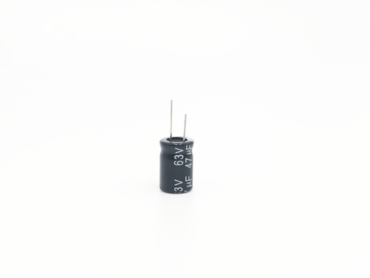 47UF63Vミニチュア アルミニウム電気分解コンデンサー8x12mm大きいキャパシタンス