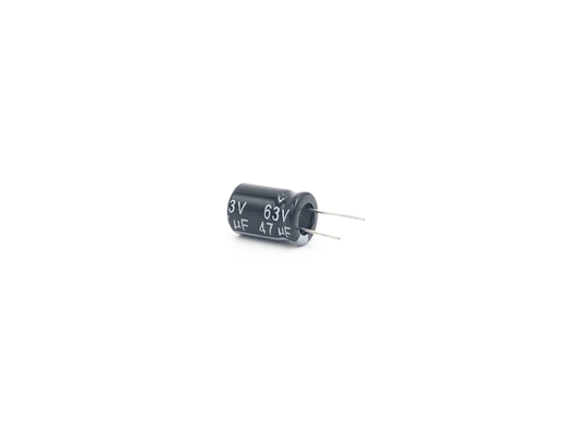 47UF63Vミニチュア アルミニウム電気分解コンデンサー8x12mm大きいキャパシタンス