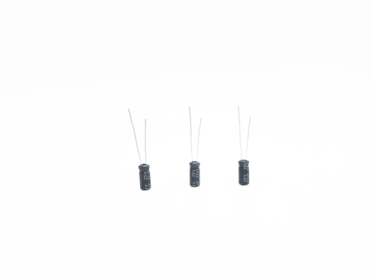 22UF 25Vのミニチュア アルミニウム電気分解コンデンサー5X11mm RoHS