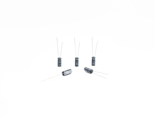 33UF35Vミニチュア コンデンサー5x11mmの放射状のものの鉛のタイプ2000時間