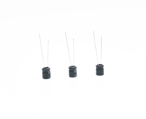 放射状の鉛のミニチュア コンデンサー220UF16V 6.3X11mm