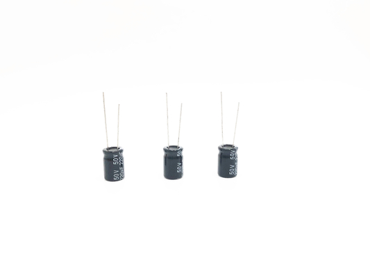 アルミニウム10X13mm 220uf 50vの電気分解コンデンサー20%の許容