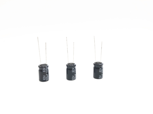 ISO9001 10X17mmの放射状の鉛の電気分解コンデンサー220UF 63V