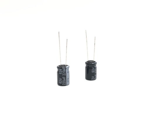 ISO9001 10X17mmの放射状の鉛の電気分解コンデンサー220UF 63V