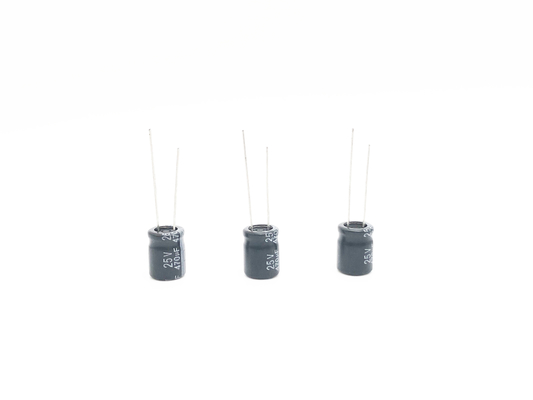 10X13mmのミニチュア電気分解コンデンサー470uf 25v 2000時間は生命に荷を積む