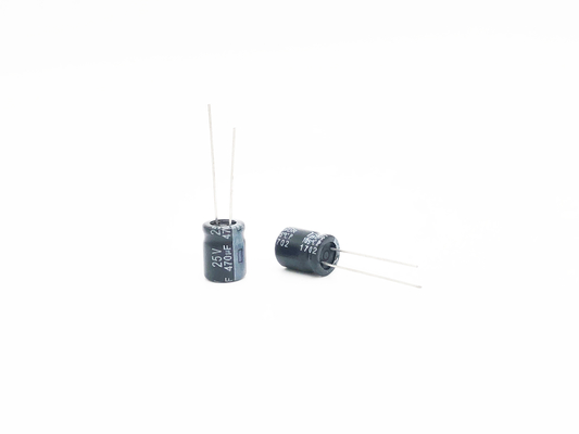 10X13mmのミニチュア電気分解コンデンサー470uf 25v 2000時間は生命に荷を積む