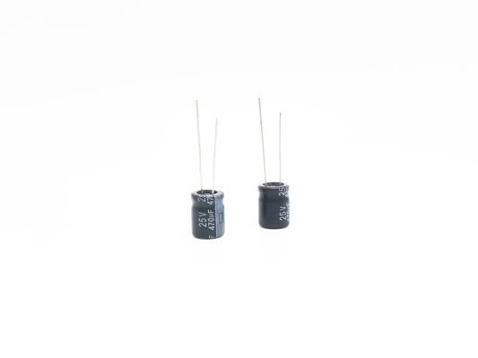 10X13mmのミニチュア電気分解コンデンサー470uf 25v 2000時間は生命に荷を積む