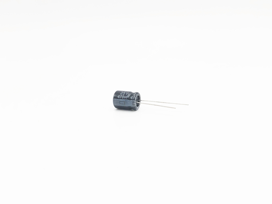 10X13mmのミニチュア電気分解コンデンサー470uf 25v 2000時間は生命に荷を積む