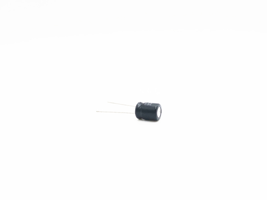 10X13mmのミニチュア電気分解コンデンサー470uf 25v 2000時間は生命に荷を積む