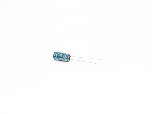 ISO9001 8X16MMの放射状アルミニウム電気分解コンデンサー10UF200V