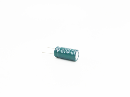 8.2UF 400Vの高いさざ波の現在の電気分解コンデンサー13X20mm