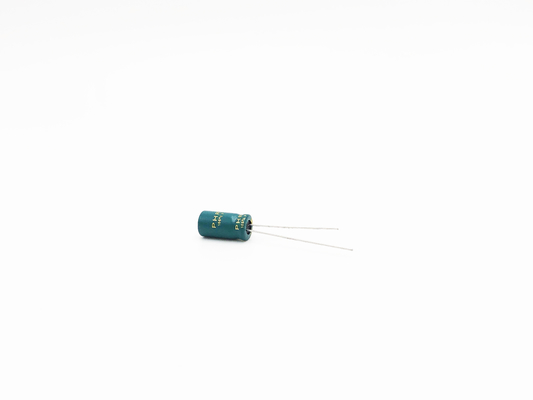 シリンダー4.7UF 250V Alの電気分解コンデンサー8x9MM ISO9001