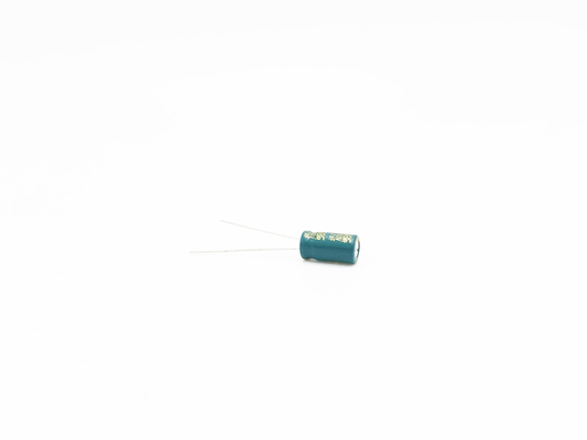 シリンダー4.7UF 250V Alの電気分解コンデンサー8x9MM ISO9001