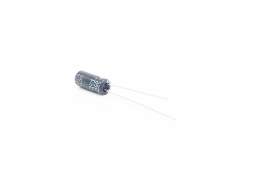 1UF 25Vの放射状の電気分解コンデンサーISO14001 20%の許容
