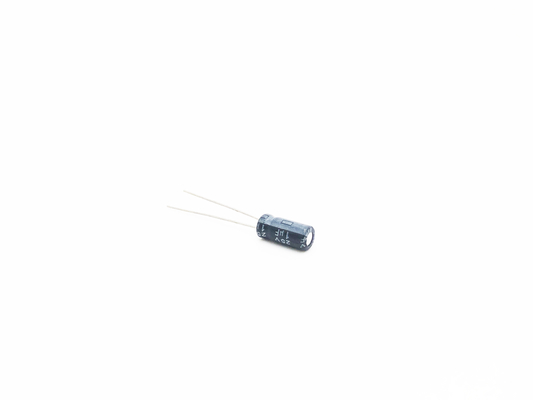1UF 25Vの放射状の電気分解コンデンサーISO14001 20%の許容