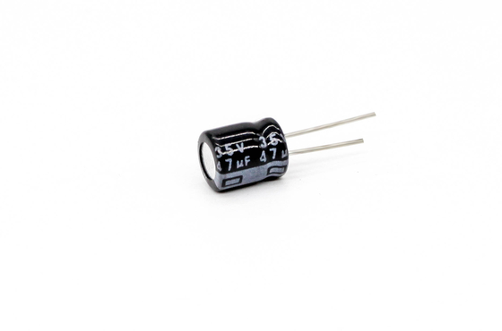 黒く広い温度5x7mmのミニチュアのコンデンサー25v 47uf