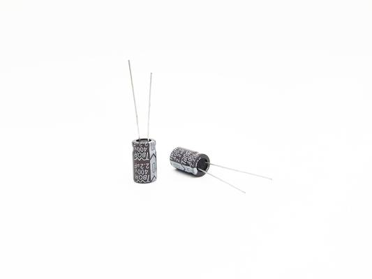 8x12mmの高いさざ波の現在の電気分解コンデンサー2.2UF400V 5000時間