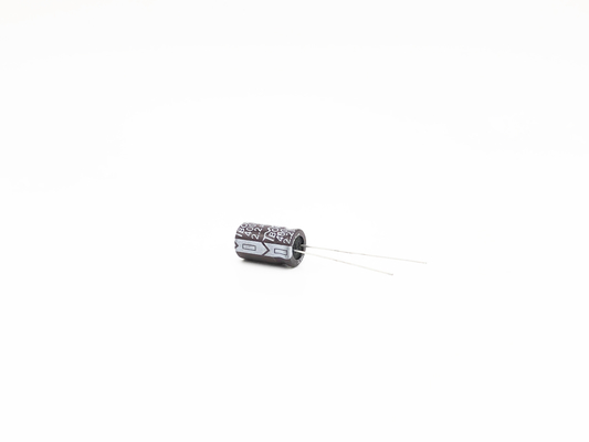 8x12mmの高いさざ波の現在の電気分解コンデンサー2.2UF400V 5000時間
