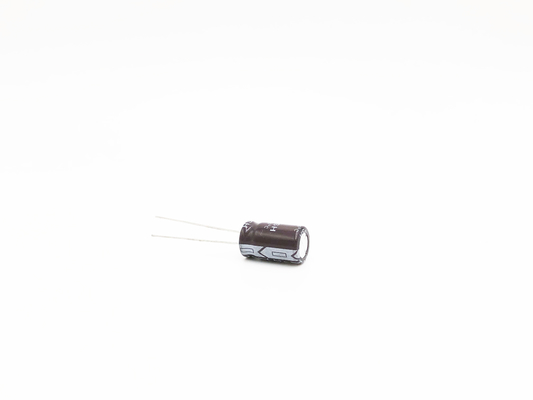 8x12mmの高いさざ波の現在の電気分解コンデンサー2.2UF400V 5000時間