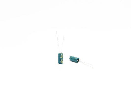 8x12MM 4.7UF250V LEDライトのための低いESRの電気分解コンデンサー