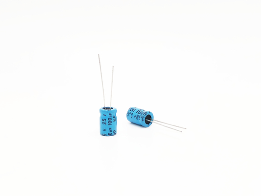 極性の反転回路のための220uF25V車Ampのコンデンサー8x12mm